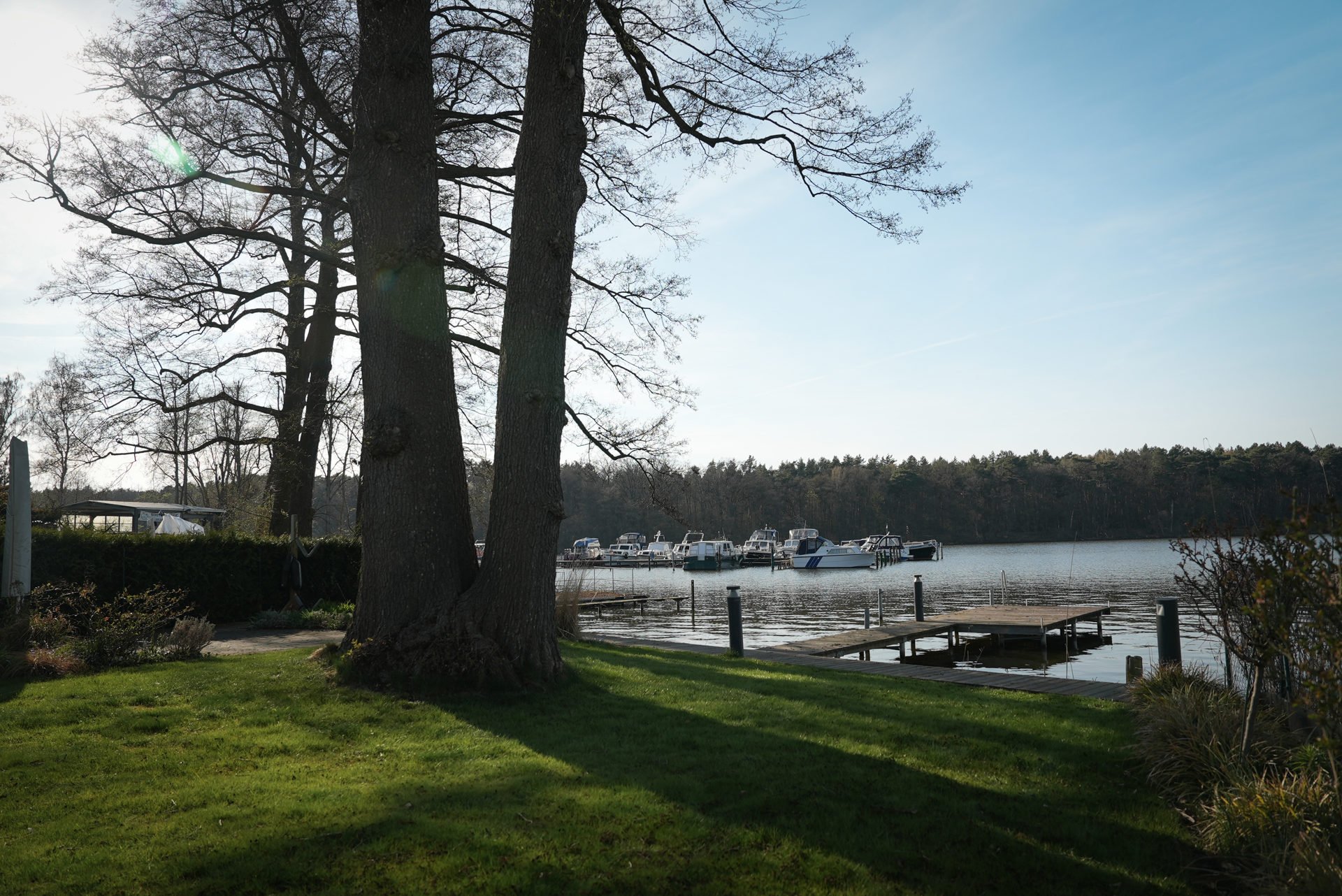Garten mit privatem Steg und Seeblick auf den Großen Zug