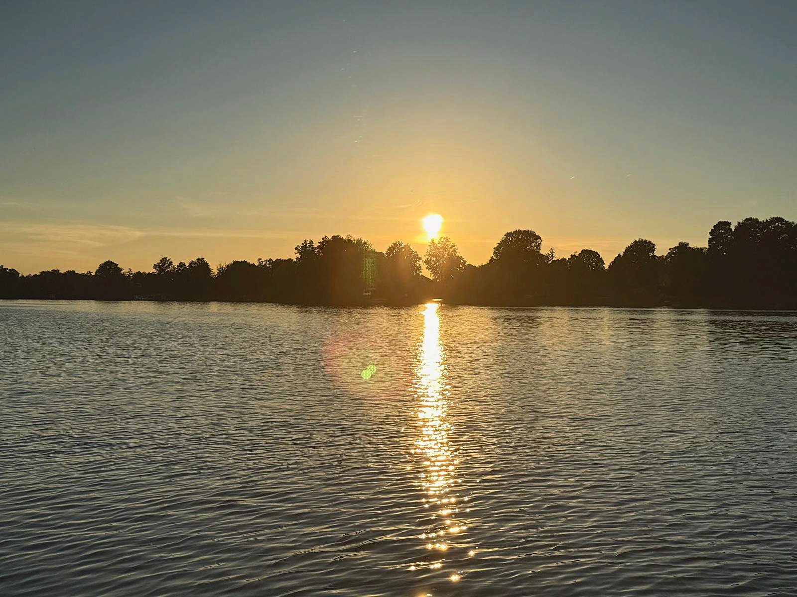 Sonnenaufgang über dem Krüpelsee, Lichtreflexion auf dem Wasser