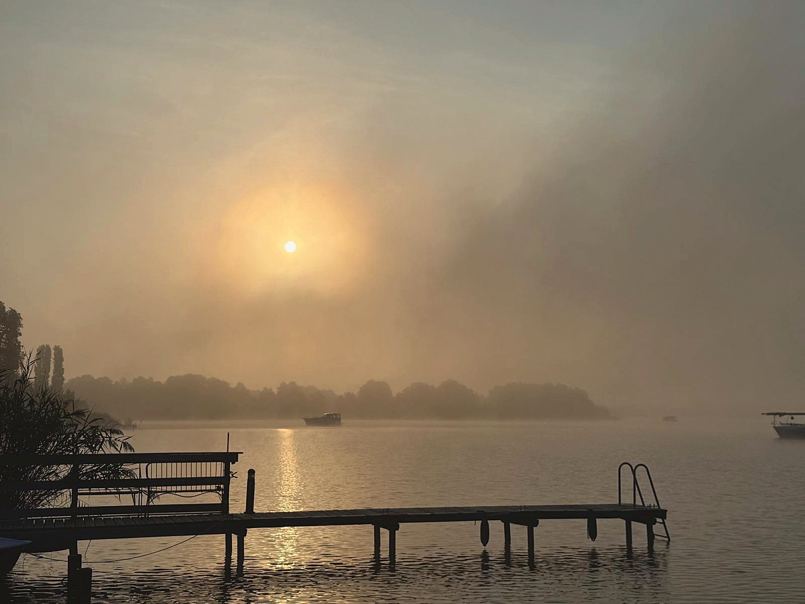 Steg im Morgennebel auf dem Krüpelsee
