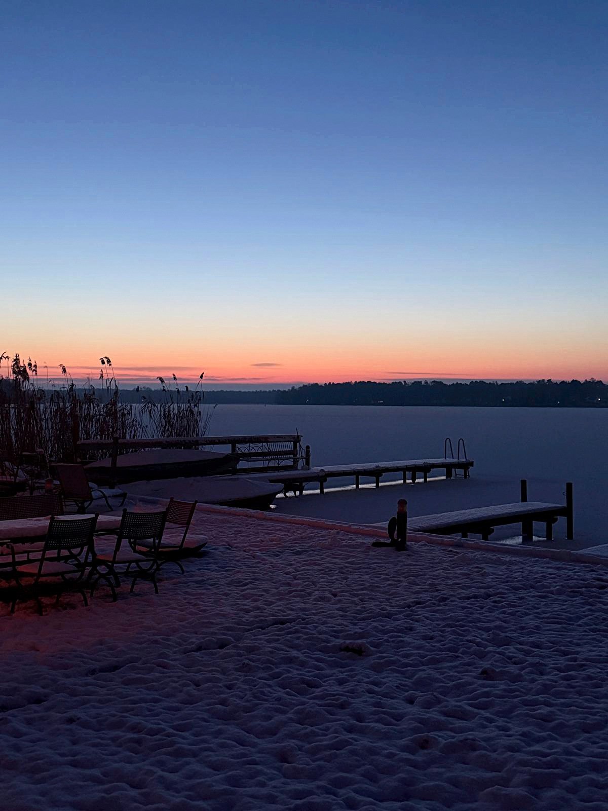 Winterabend am Steg – der Krüpelsee im Schnee