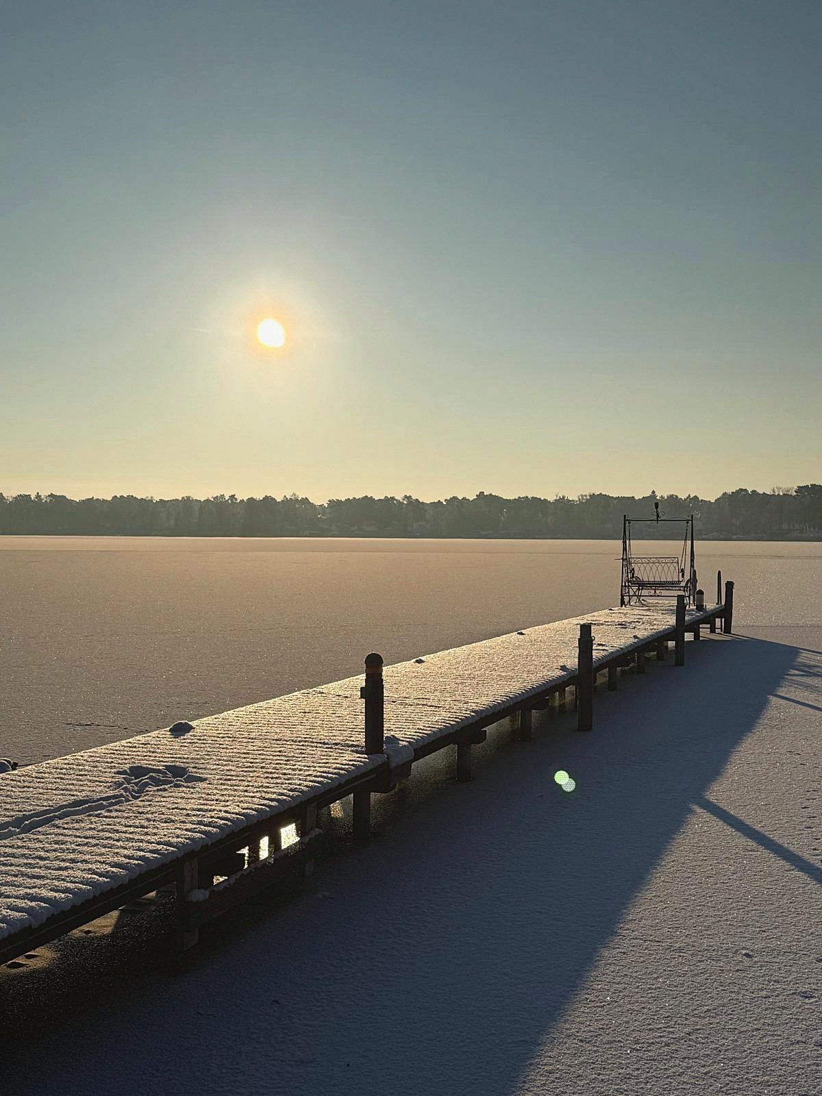 Mond über dem verschneiten Steg am Krüpelsee
