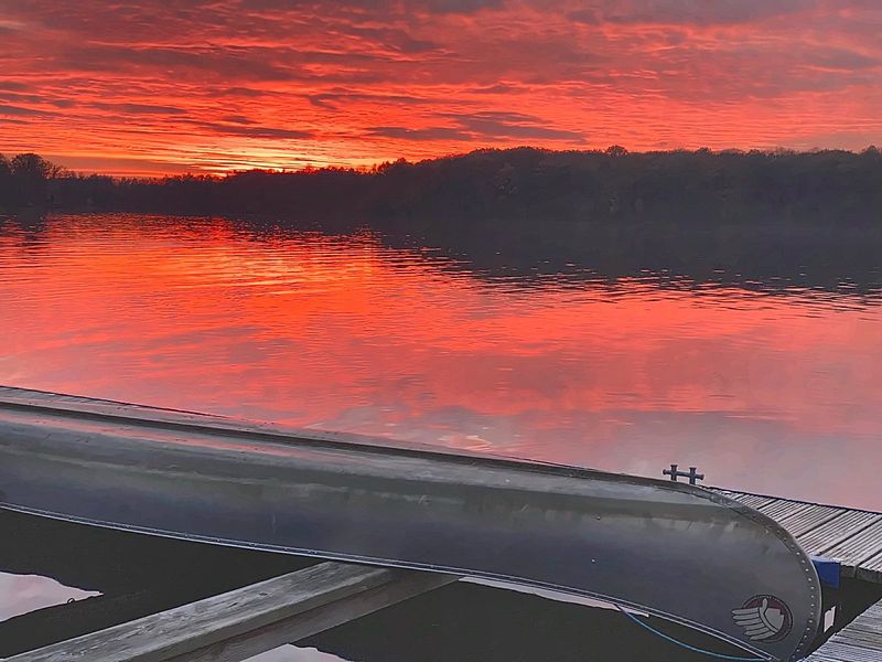 Abendrot über dem Wasser des Krüpelsees bei Senzig