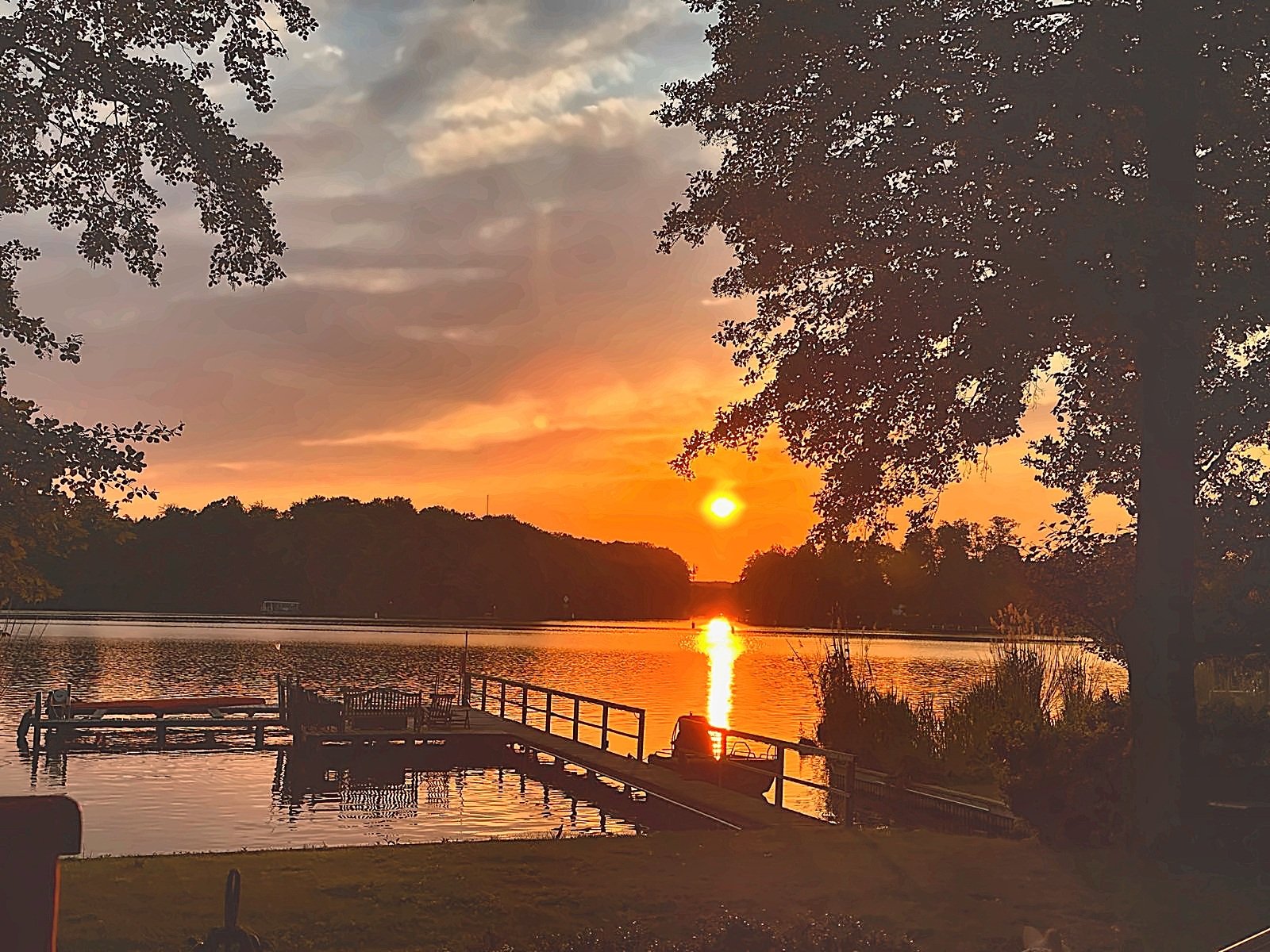 Sonnenuntergang über dem Krüpelsee mit Steg-Silhouette bei Senzig