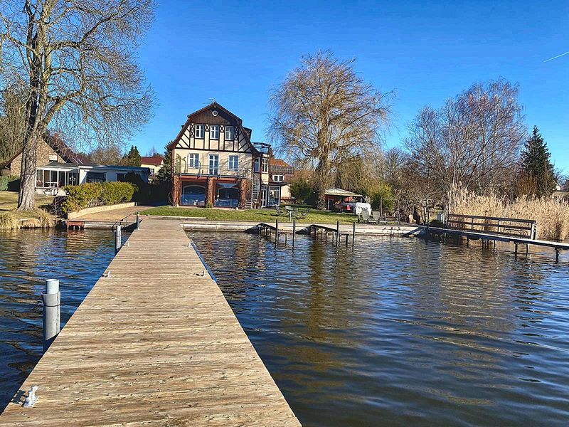 Holzsteg führt über den Krüpelsee direkt auf die Villa in Zernsdorf zu