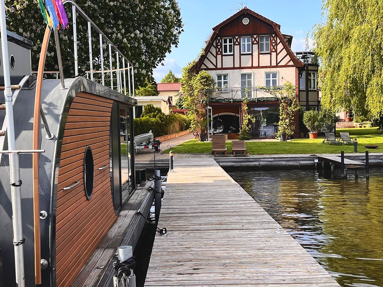Villa am Krüpelsee in Zernsdorf vom privaten Steg aus, Hausboot am Ufer