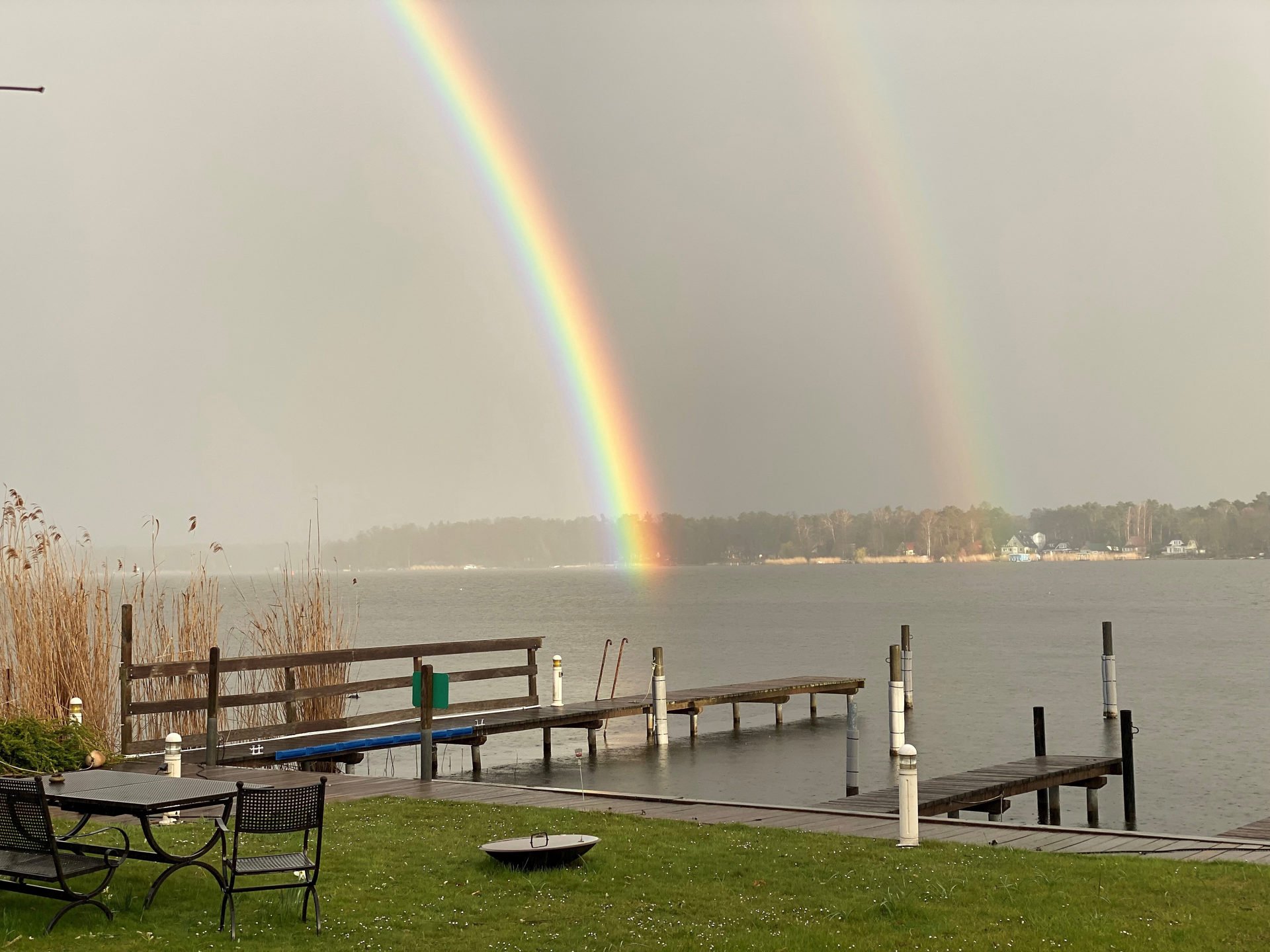 Doppelter Regenbogen über dem Krüpelsee, vom Ufer der Villa in Zernsdorf