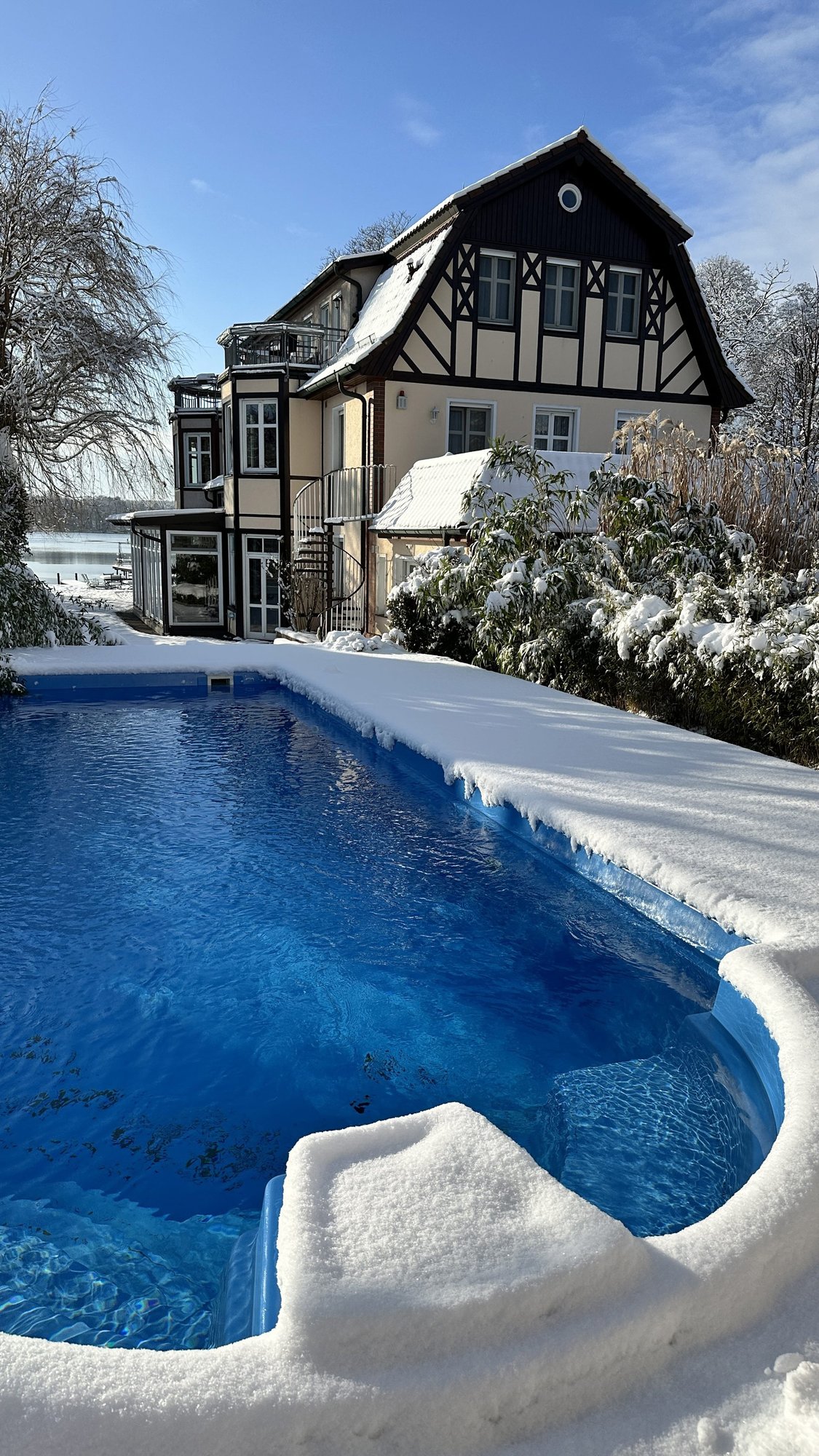 Vertikales Panorama von Villa, Garten und Krüpelsee in Zernsdorf