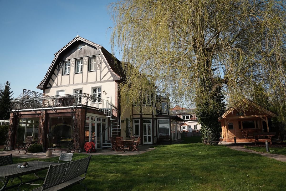 Altbauvilla am Krüpelsee, Gartenseite mit Terrasse und Trauerweide