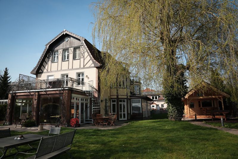 Altbauvilla am Krüpelsee, Gartenseite mit Terrasse und Trauerweide