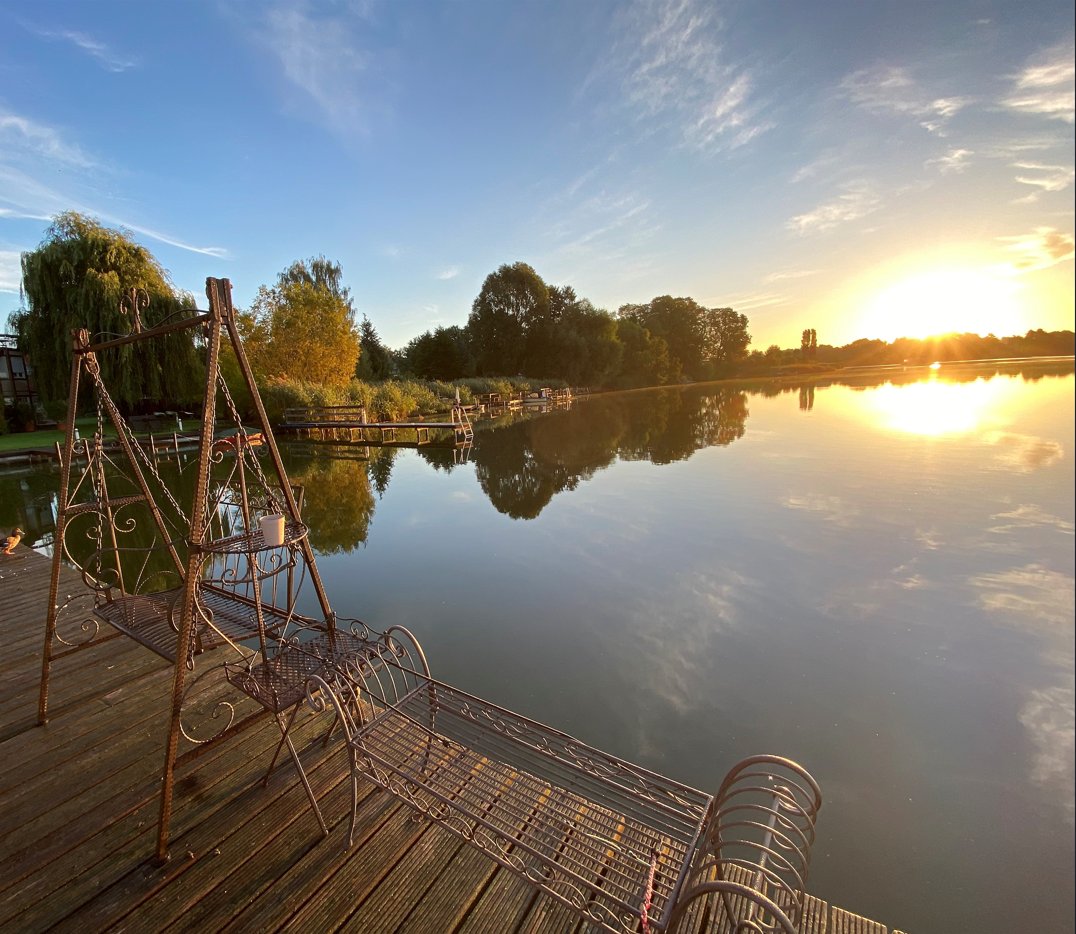 Sonnenuntergang über dem Krüpelsee vom Ufergrundstück der Villa