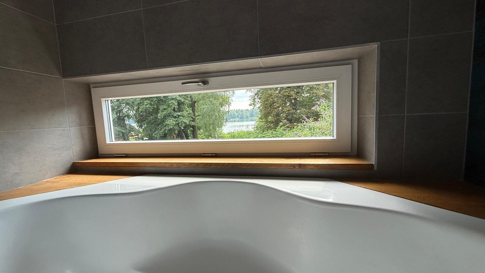 Badewanne mit Fenster und Blick Richtung See