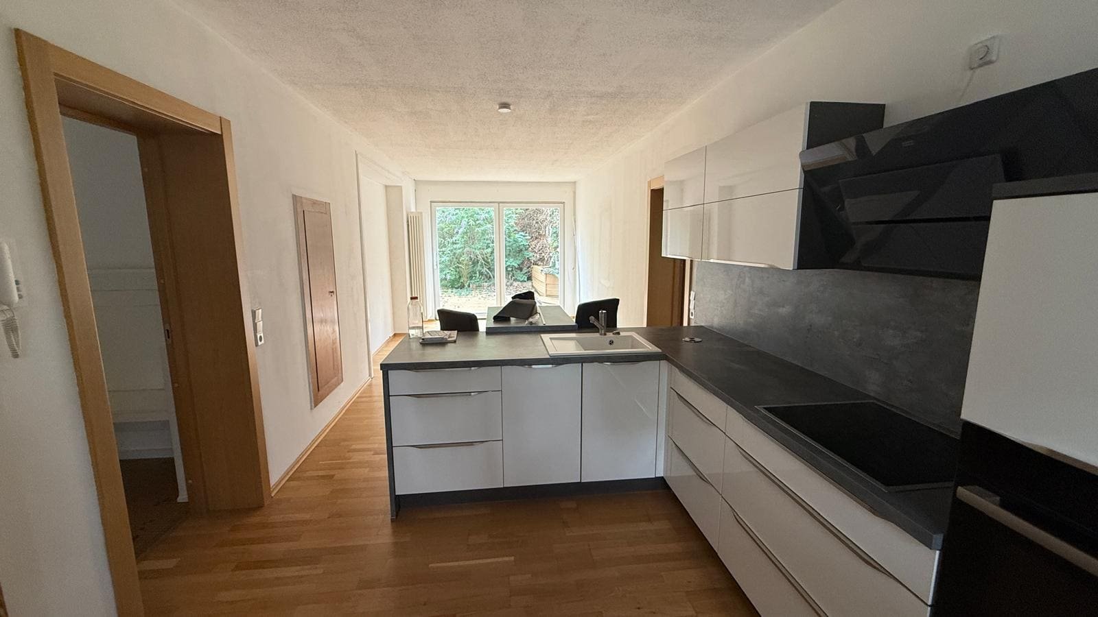 Küche mit Essbereich und Blick in den Garten